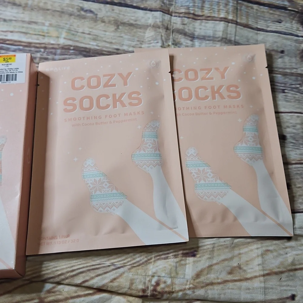 Cozy Socks Smoothing Foit Masks With Cocoa Butter & Peppermint Set Of 4‎